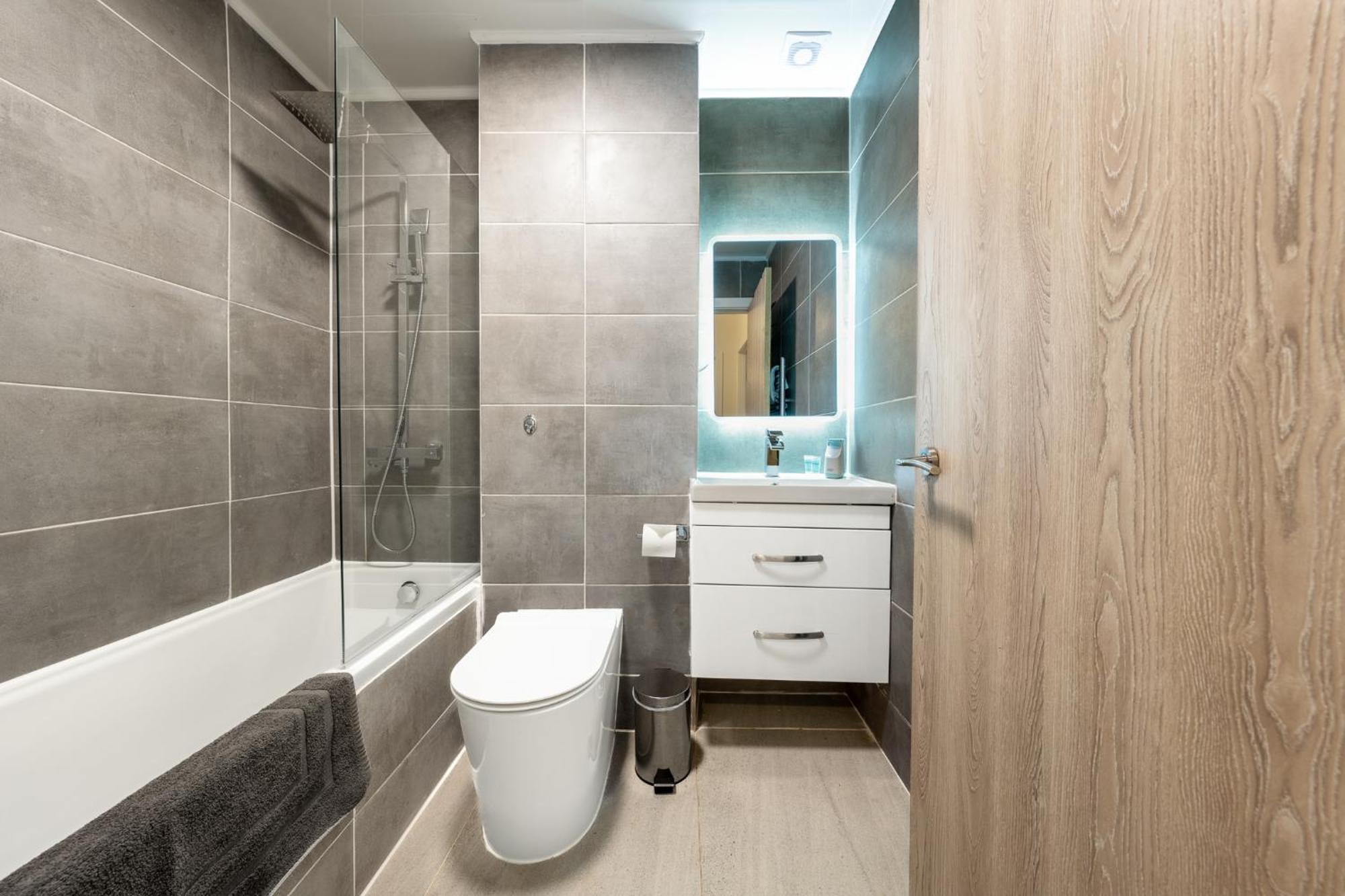 Ferienwohnung Ashview 6 - Heathrow - Windsor - Free Parking Staines-upon-Thames Exterior foto
